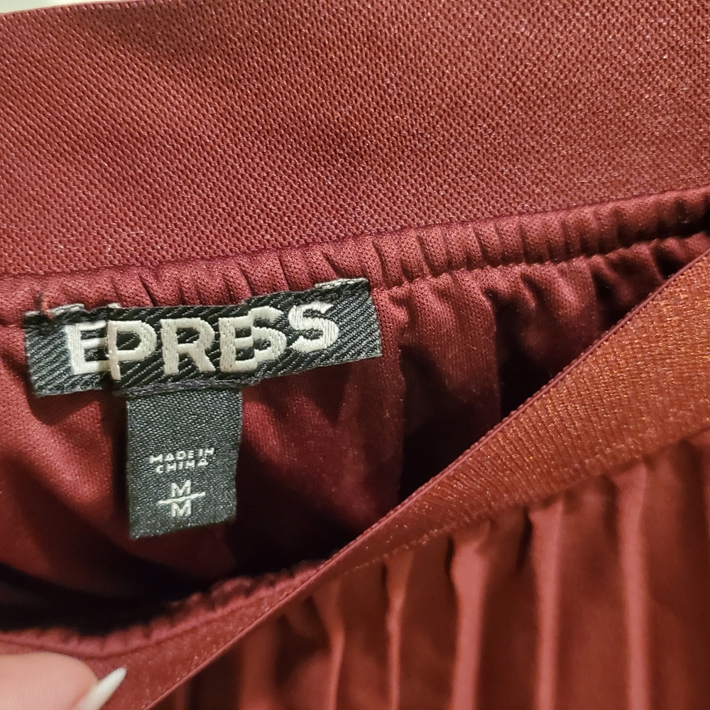 Burgundy pleated skirt - Picture 11 of 12